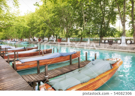 Old town of Annecy. French Venice with wooden boats 54082306