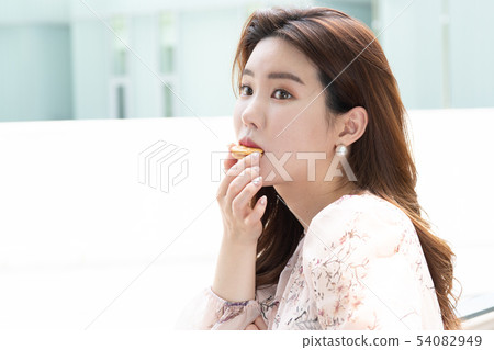 Women eating sweets 54082949