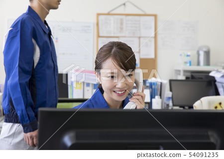 在工作服的女商人回答的電話 54091235