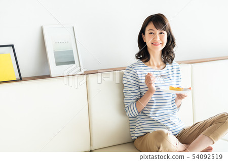 young woman      54092519