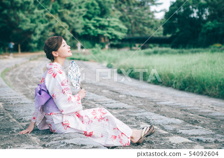 Yukata的一名婦女坐Kamogawa銀行 54092604