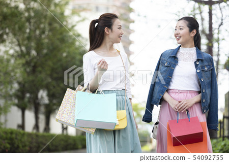兩個女人享受購物 54092755