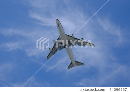 從地面看到的飛機起飛 從地面看到的飛機起飛 54096367