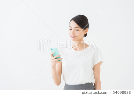 一個女人與智能手機（白色背景） 54098988