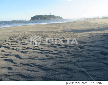 遠處可以看到江之島的沙灘 遠處可以看到江之島的沙灘 54099633