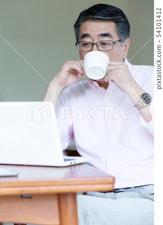 高級IT利用率圖像 54101412