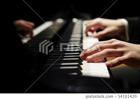 彈鋼琴的男性手 彈鋼琴的男性手 54101420