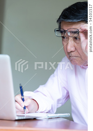 Senior IT utilization image Senior IT utilization image 54101517