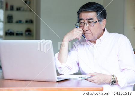 Senior IT utilization image Senior IT utilization image 54101518