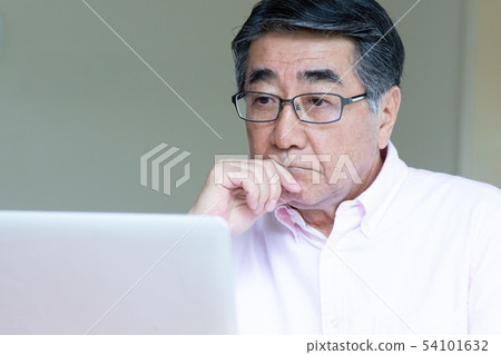 Senior IT utilization image Senior IT utilization image 54101632