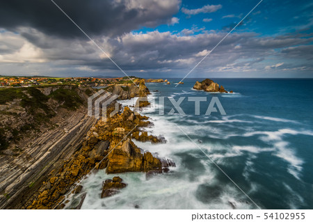Sunrise view of Playa de la Arnia, Cantabria, Spain. 54102955