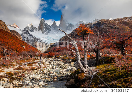 Beautiful autumn view Fitz Roy mountain. Patagonia, Argentina 54103127