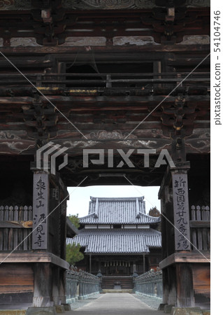 The temple gate and main hall of Sakumi-ji Temple The temple gate and main hall of Sakumi-ji Temple 54104746