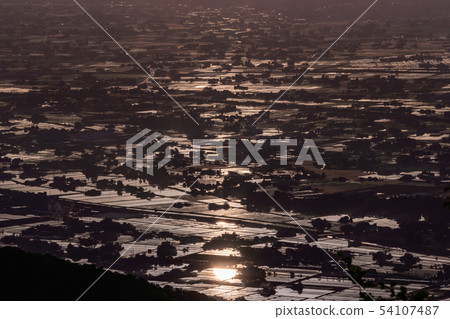(Toyama Pref.) Tonami's scattered village and dawn seen from Mt. Ikuo (Toyama Pref.) Tonami's scattered village and dawn seen from Mt. Ikuo 54107487