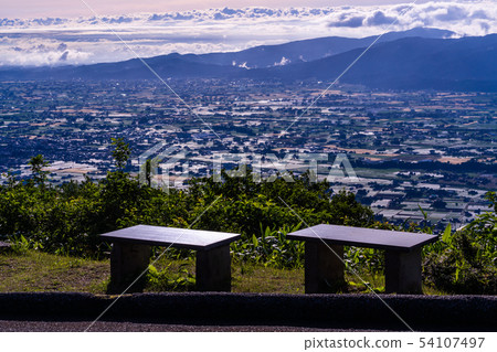 (Toyama Pref.) Tonami's scattered village and dawn seen from Mt. Ikuo (Toyama Pref.) Tonami's scattered village and dawn seen from Mt. Ikuo 54107497