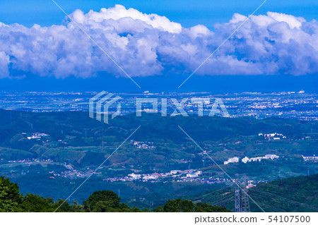（富山縣）從伊藤山看到的礪波散落的村莊和黎明 54107500