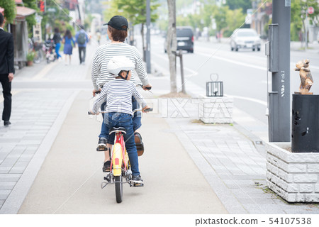 父母騎自行車 54107538