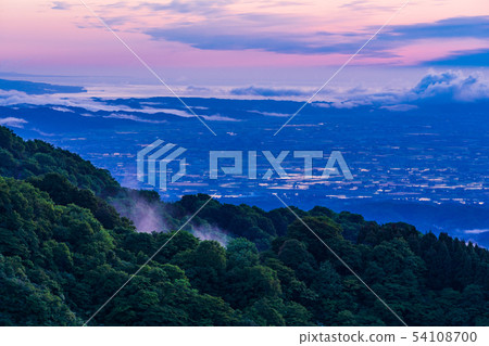 (Toyama Pref.) Tonami's scattered village dawn seen from Mt. Ikuo (Toyama Pref.) Tonami's scattered village dawn seen from Mt. Ikuo 54108700