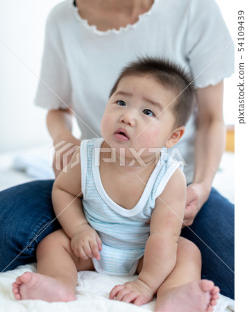 Mom and 6 months baby 54109439