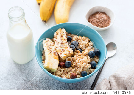 Oatmeal porridge with banana, blueberry, nuts 54110576