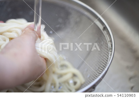 Wash udon with water in the colander Wash udon with water in the colander 54110903