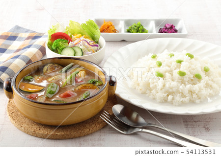 夏天菜咖哩沙拉設置與蒸汽 夏天菜咖哩沙拉設置與蒸汽 54113531