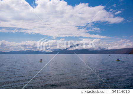 人們在北海道Shikotsu湖享受戶外活動 人們在北海道Shikotsu湖享受戶外活動 54114010