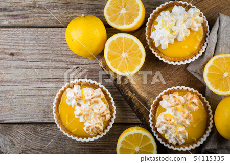 Lemon meringue mini pies 54115335