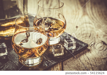 Whiskey with ice in glasses 54115624