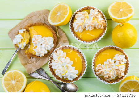 Lemon meringue mini pies 54115736
