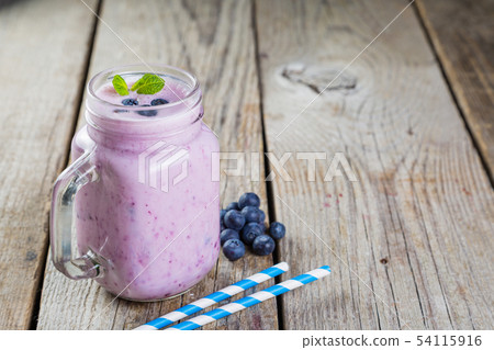 Blueberry jogurt smoothie in glass jar 54115916