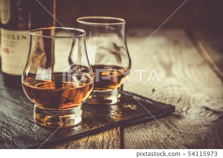 Whiskey with ice in glasses 54115973