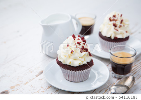 Red velvet cupcakes with buttercream frosting Red velvet cupcakes with buttercream frosting 54116183