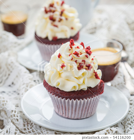 Red velvet cupcakes with buttercream frosting 54116200