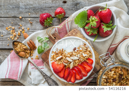 Breakfast - yogurt with granola and straberries 54116216