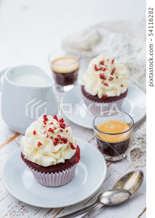 Red velvet cupcakes with buttercream frosting 54116282