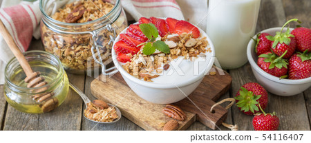 Breakfast - yogurt with granola and straberries 54116407