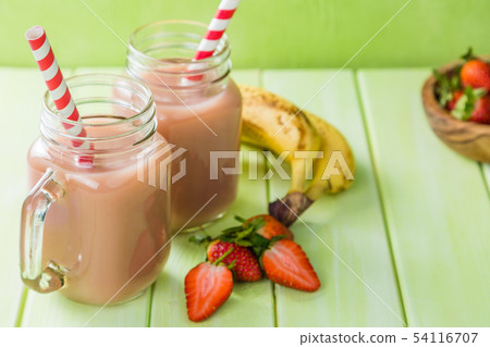 Banana and strawberry smoothie, inredients 54116707