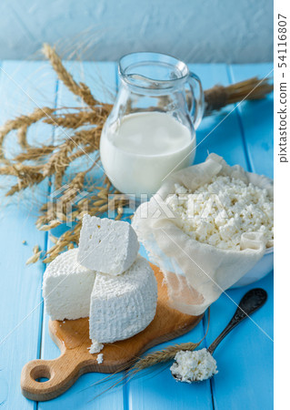 Selection of dairy products 54116807