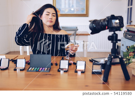 beauty blogger live broadcasting cosmetic makeup tutorial on social media. beauty blogger live broadcasting cosmetic makeup tutorial on social media. 54119580