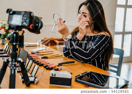 beauty blogger live broadcasting cosmetic makeup tutorial on social media. beauty blogger live broadcasting cosmetic makeup tutorial on social media. 54119581