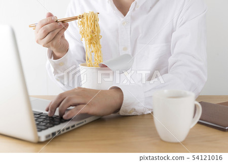 男子吃杯拉麵 54121016