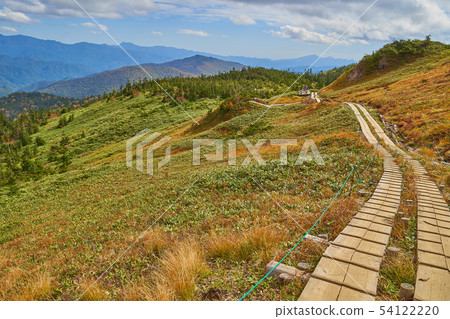 A view towards the south side (Nishiyama) from near the top of the mountain in the autumn of Oze 54122220