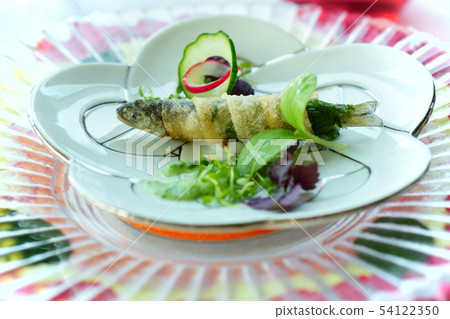Child dressed in clothes <French cuisine> Child dressed in clothes <French cuisine> 54122350