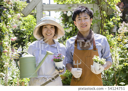 園藝圖像男人和女人兩個人看著相機 54124751