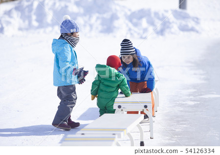 孩子們在溜冰場上玩耍 54126334