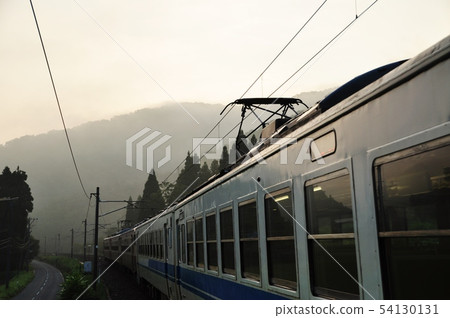 北陸幹線,普通火車(455系列)離開南面町站 北陸幹線,普通火車(455系列)離開南面町站 54130131
