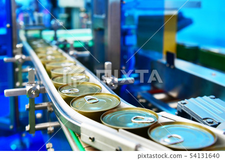 Canned food products on conveyor belt 54131640