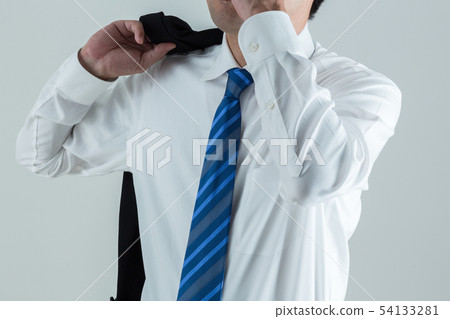男人脫掉外套 54133281