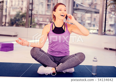 Cheerful sportswoman talking per telephone during train 54134642